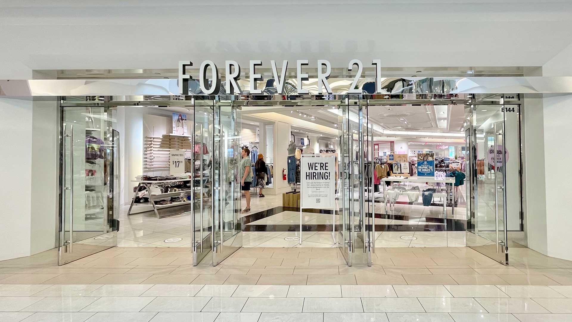 Vista panorâmica de uma loja Forever 21 — Fotografia de Stock Editorial ©  mandritoiu #215665294