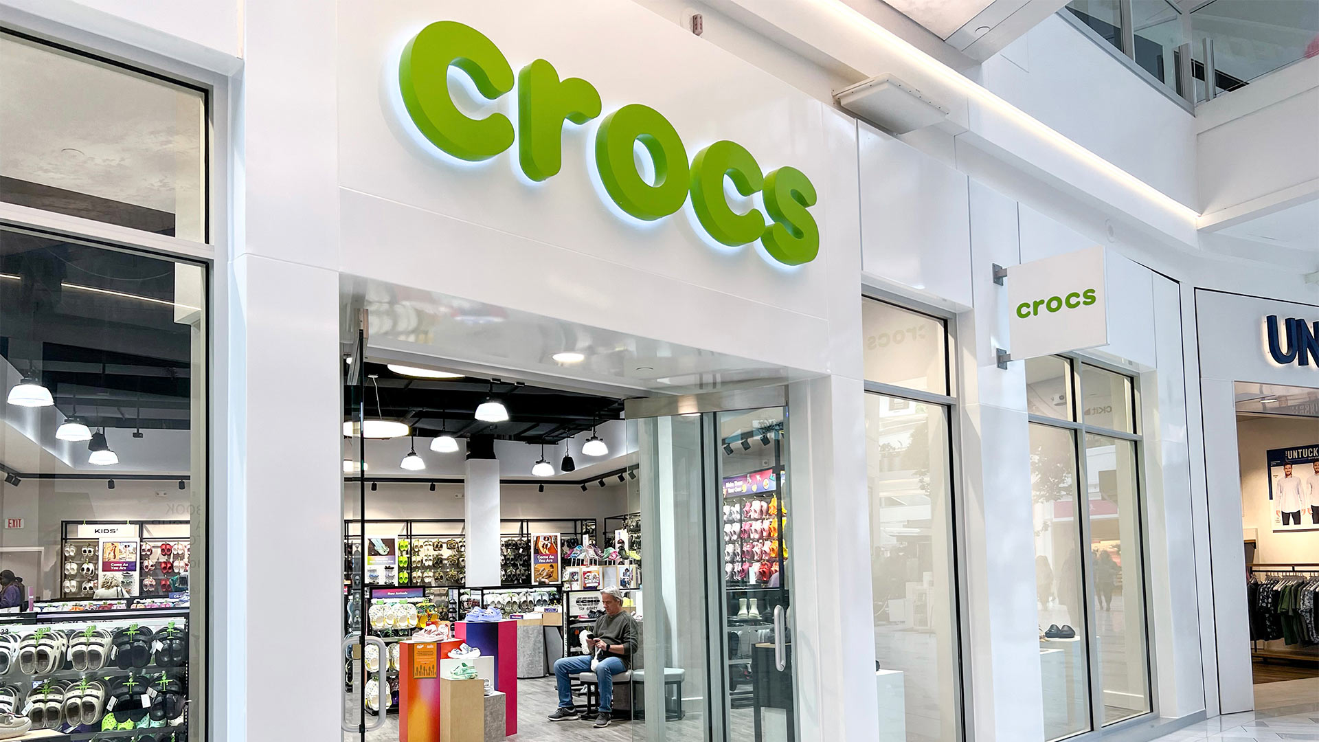 Where are crocs sold store in stores